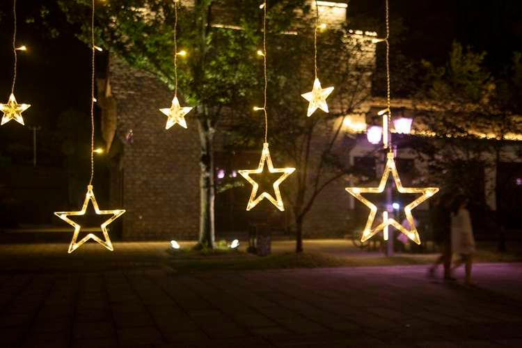 138 LED girlianda užuolaida - varvekliai  šiltai baltos spalvos - Piki